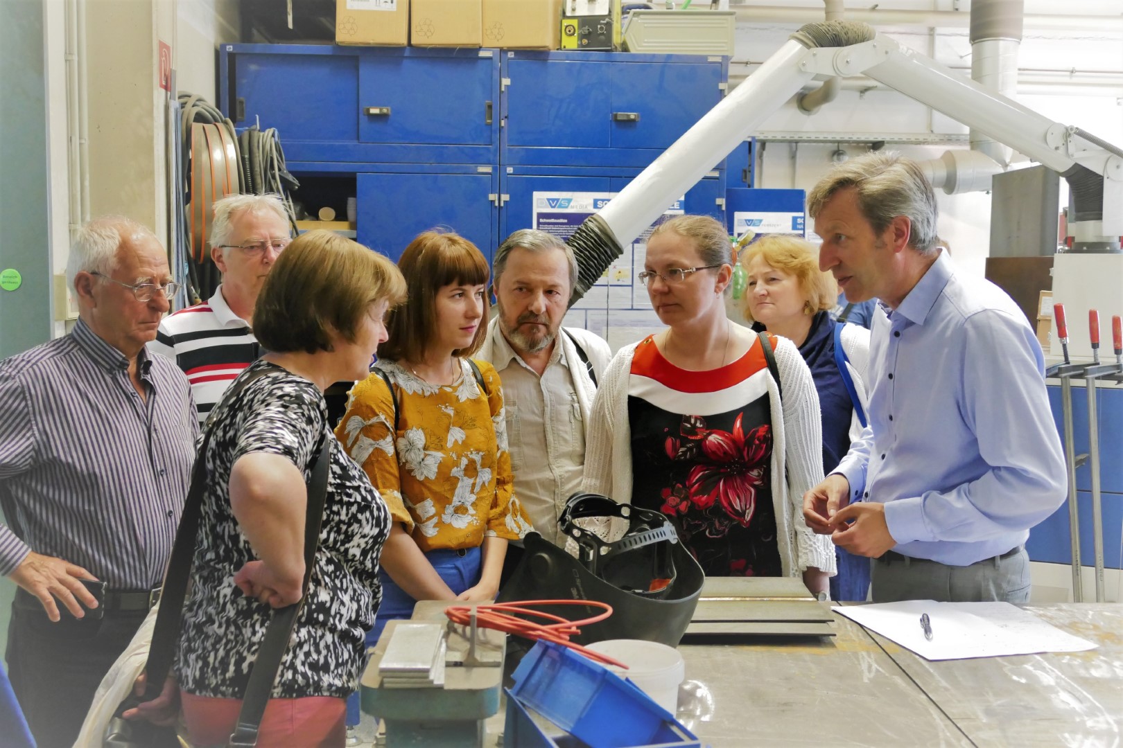 Gäste aus Kaliningrad gemeinsam mit Prof. Dr.-Ing. habil. Henkel in den Hallen des Fraunhofer IGP