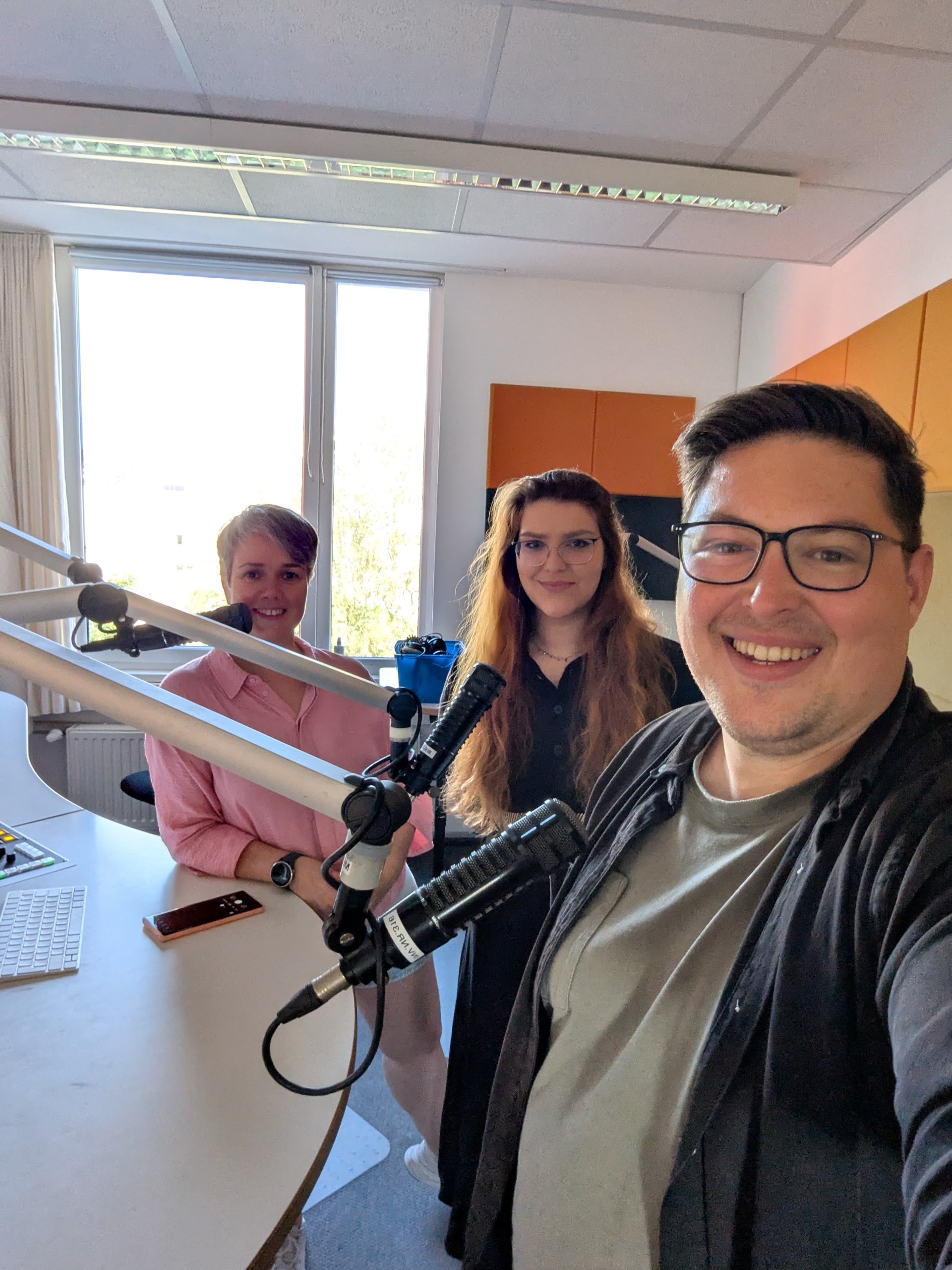 Selfie mit den Interviewpartnern Viktoria Nikolova (Fraunhofer IGP), Silke Schulz (MPIDR) und Jan Ostermayer (FBN) während einer Radiosendung mit LOHRO für Wellenlänge Wissenschaft.