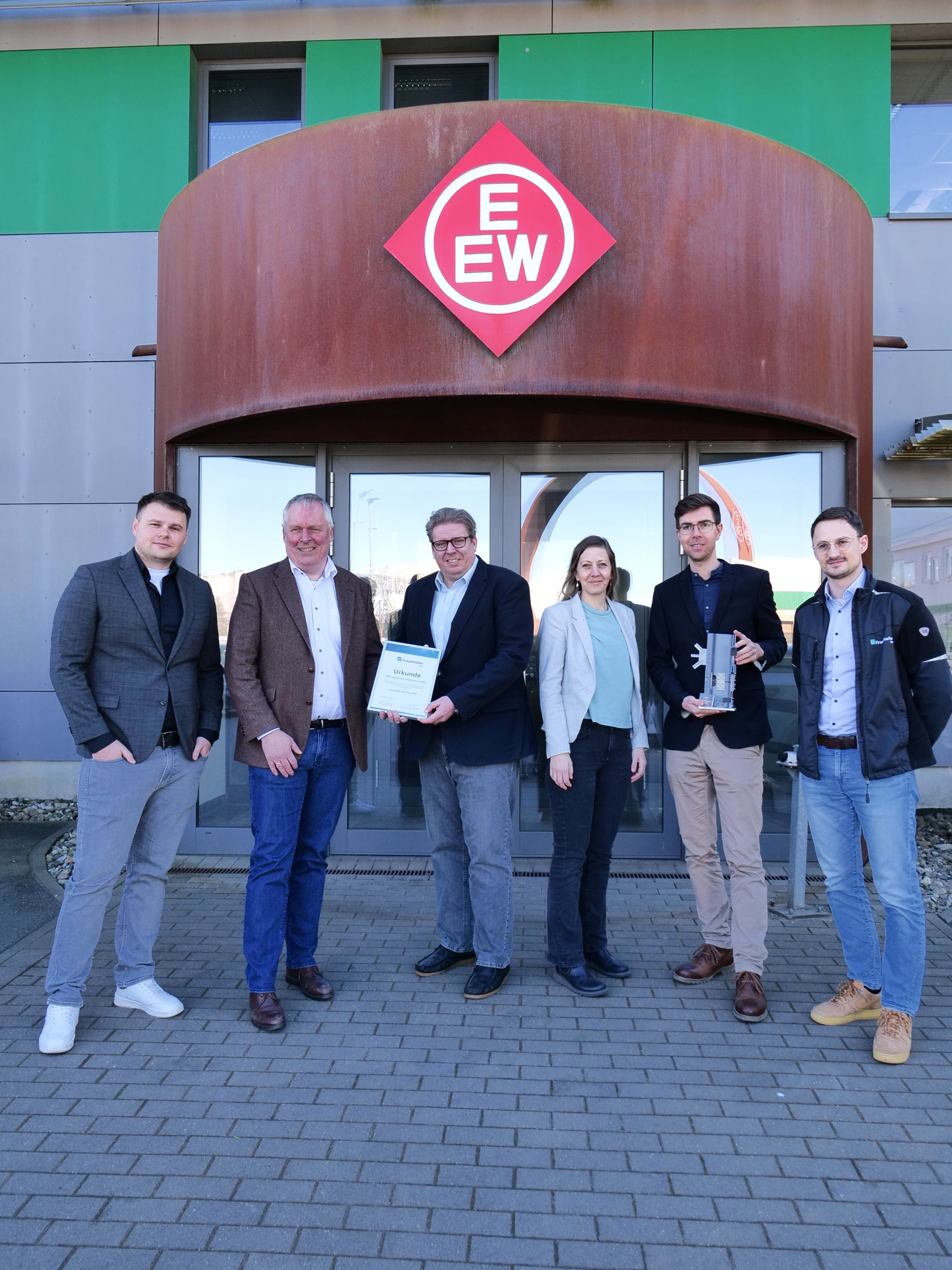 Group image of all the participating parties at the presentation of the  Fraunhofer IGP Award in front of EEW headquarters.